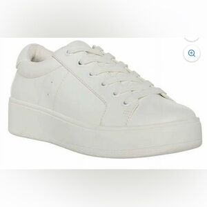 Steve Madden woman’s White Casual Sneakers. Great Condition